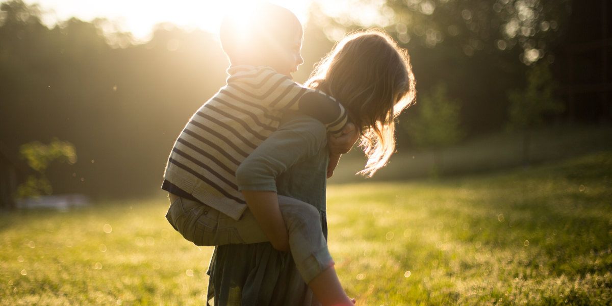 Moeder en zoon die buiten zijn is een gezonde manier om het immuunsysteem van het kind op te bouwen