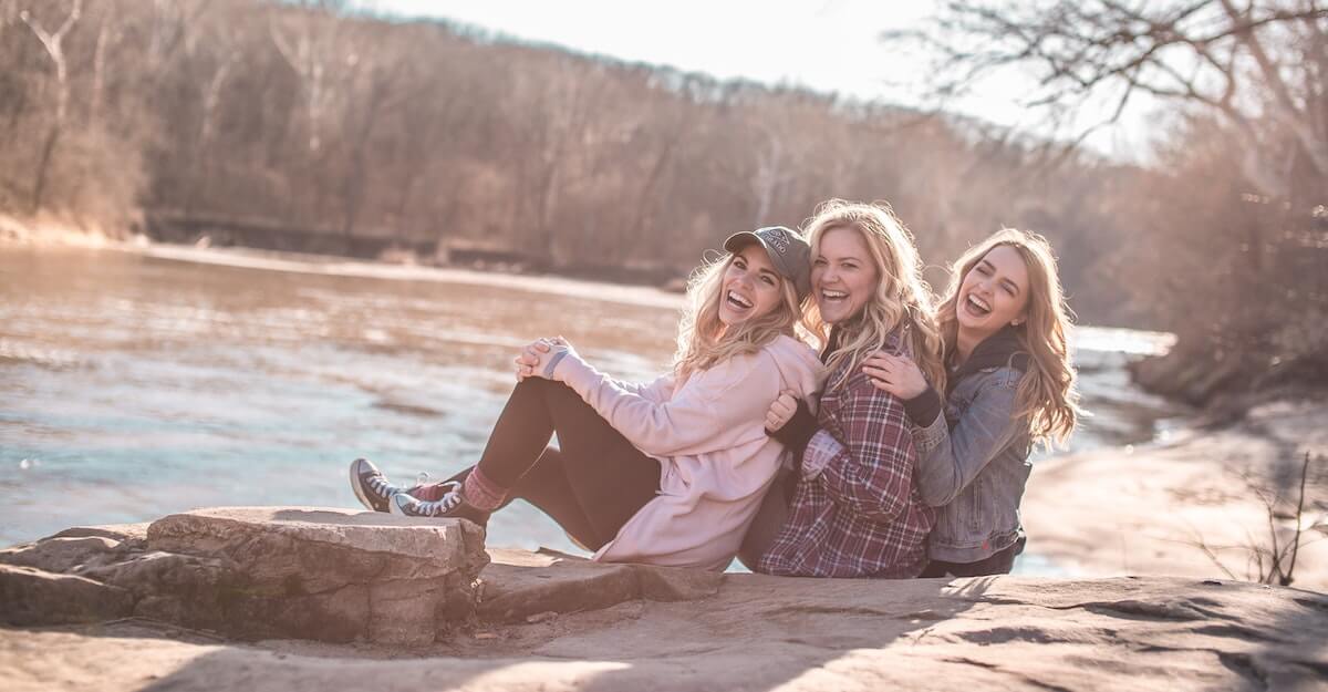 Samen lachen tijdens een picnic