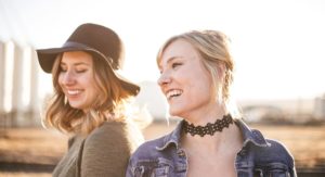 lachende vrouwen in de zon