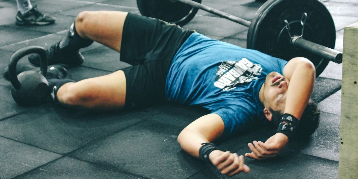 uitgeputte man in de fitness